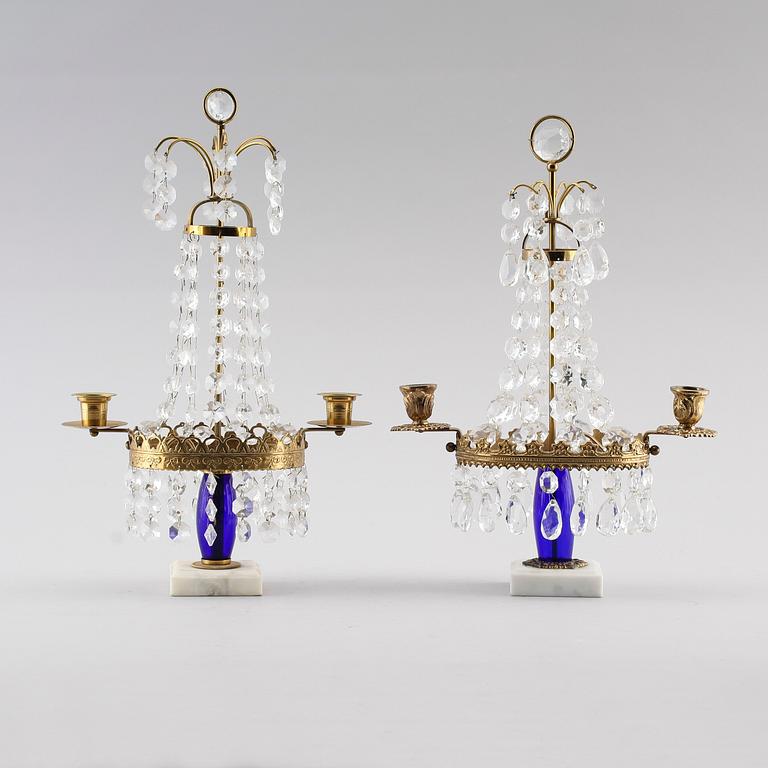 BORDSLYSTRAR, 2 st snarlika, gustaviansk stil, 1900-talets andra hälft.