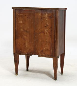 POTTSKÅP. Gustaviansk stil 1800-tal.