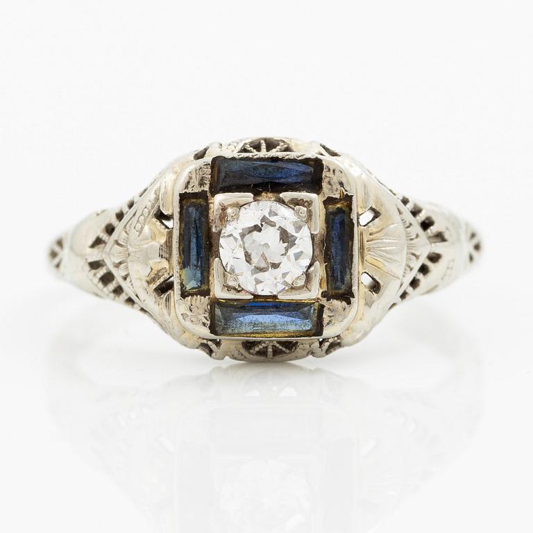 Ring, 18K vitguld med gammalslipad diamant och blå stenar.