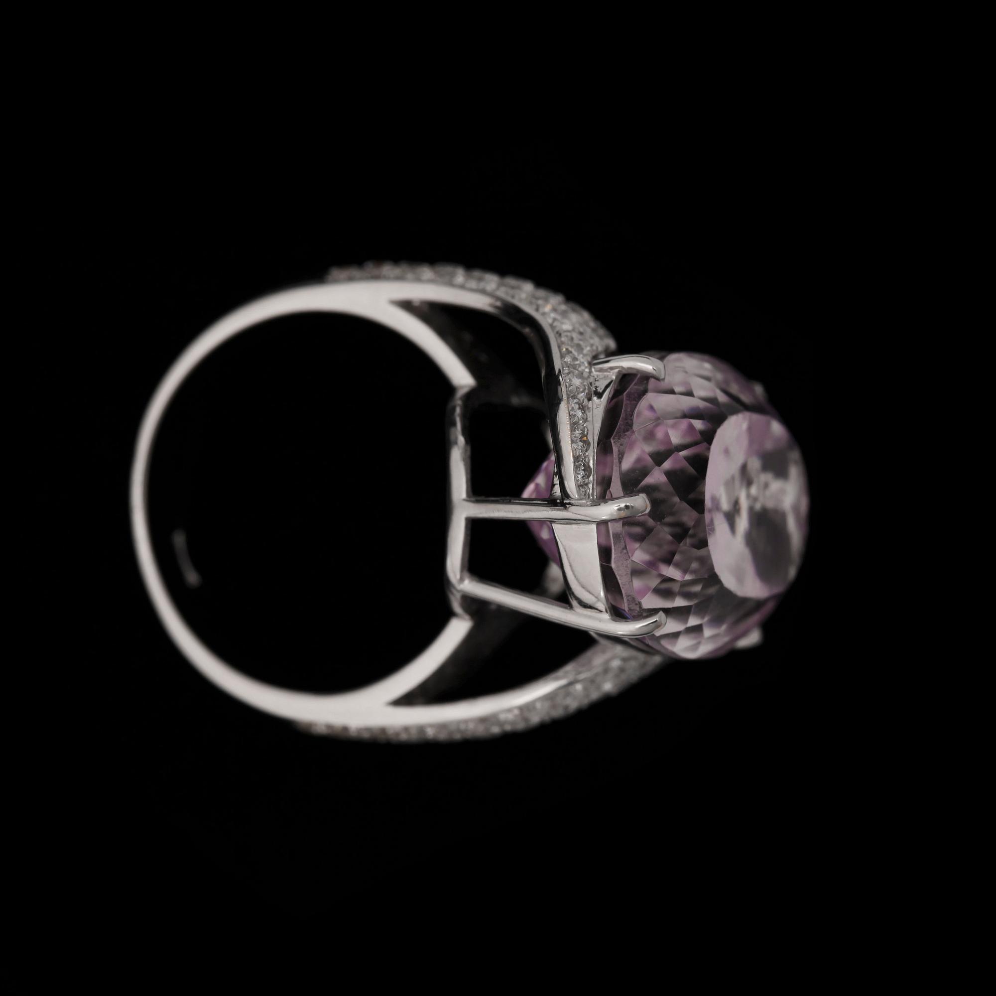 A kunzit ring, 22 cts. set with brilliant cut diamonds tot. 1.28 ct.