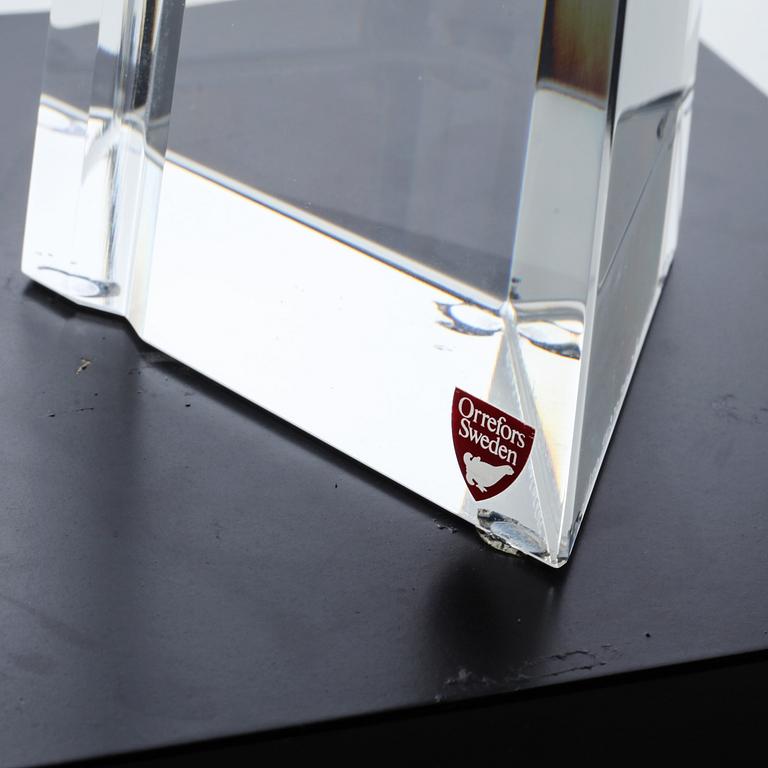 A signed glass sculpture bt Jan Johansson for Orrefors.