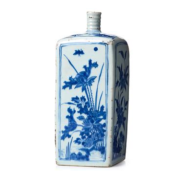 764. A blue and white bottle, Ming dynasty, Wanli (1572-1623).