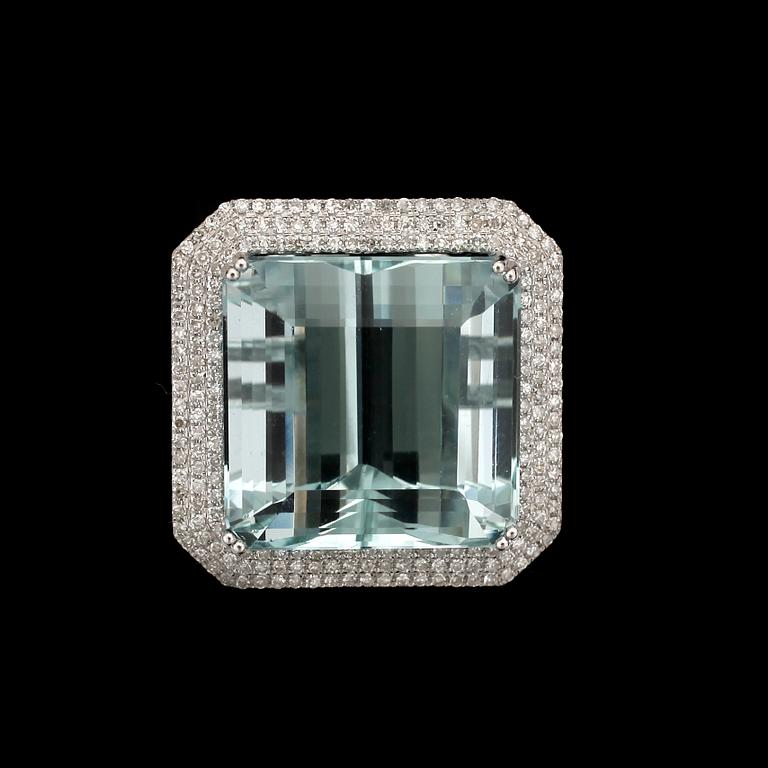 RING, 18k vitguld med akvamarin ca26ct och briljantslipade diamanter tot ca0,65ct.