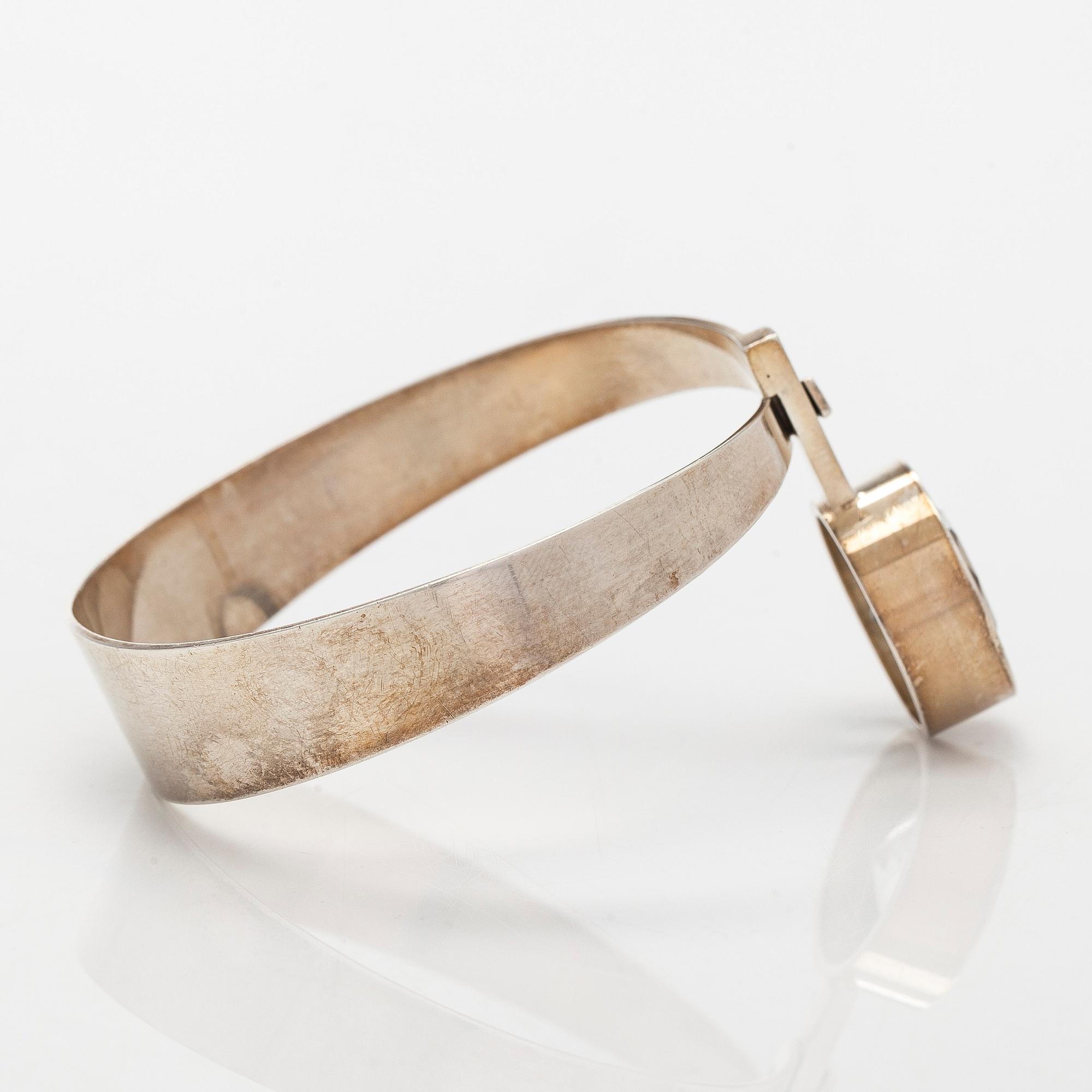 Elis Kauppi, armring, sterlingsilver med fasettslipad bergkristall. Kupittaan Kulta, Åbo.
