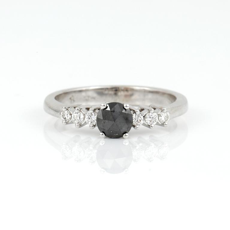 RING, 18K vitguld med rosenslipad svart diamant ca 0,37 ct och briljantslipade diamanter, tot ca 0,13 ct. Vikt 3,41 g.