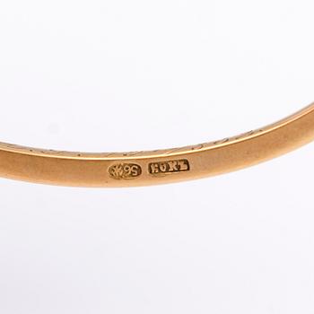 ARMRING, 14K guld med två safirer, stämplad på kyrilliska Bok, S:t Petersburg, sent 1800-tal.