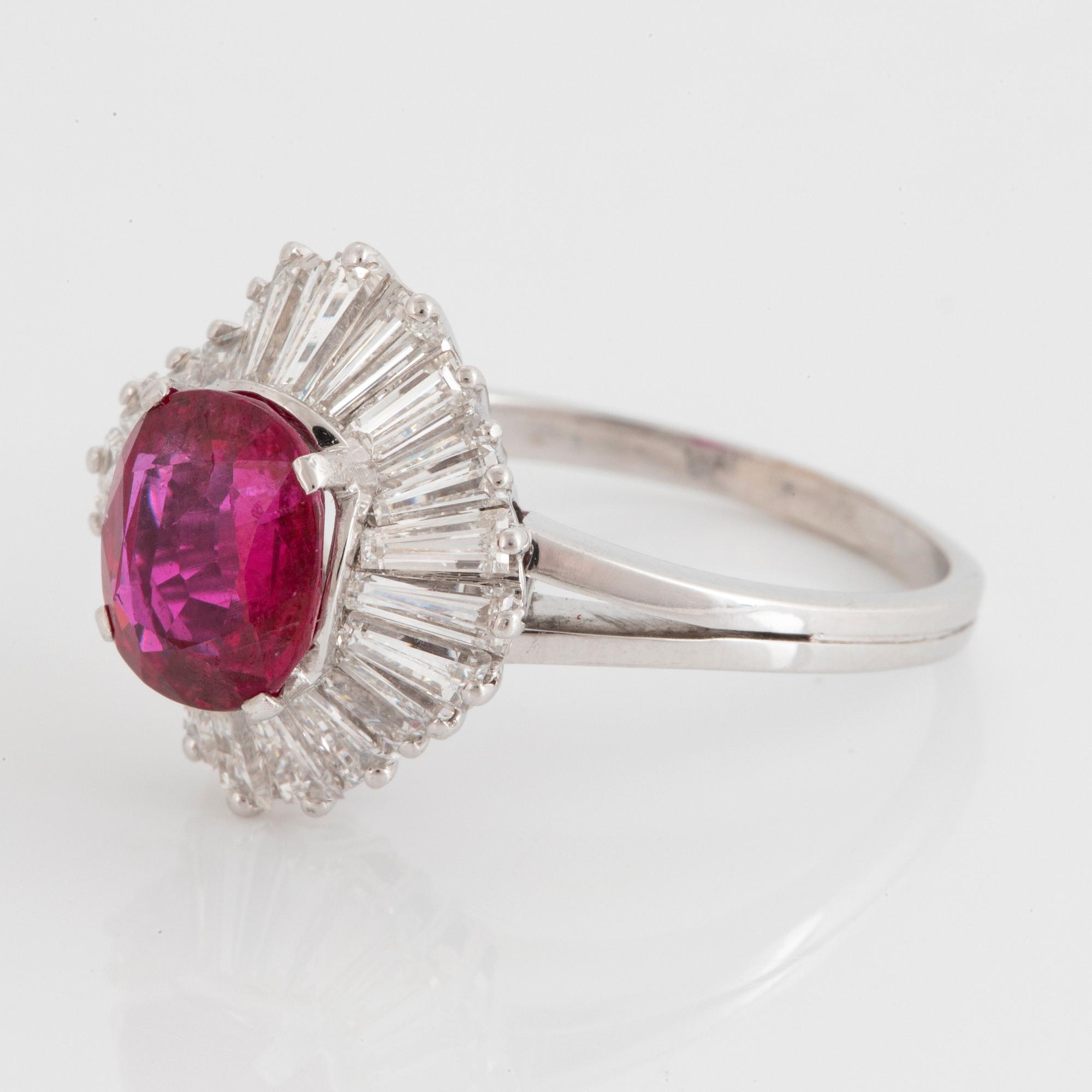 Ring 18K vitguld med en cushionformad fasettslipad rubin 2.52 ct enligt medföljande Gübelincertifikat.