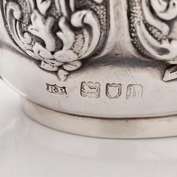 Suolakkoja lusikoineen, 4 kpl, sekä kermakko ja sokerikko, Lontoo, Englanti 1902-1903.