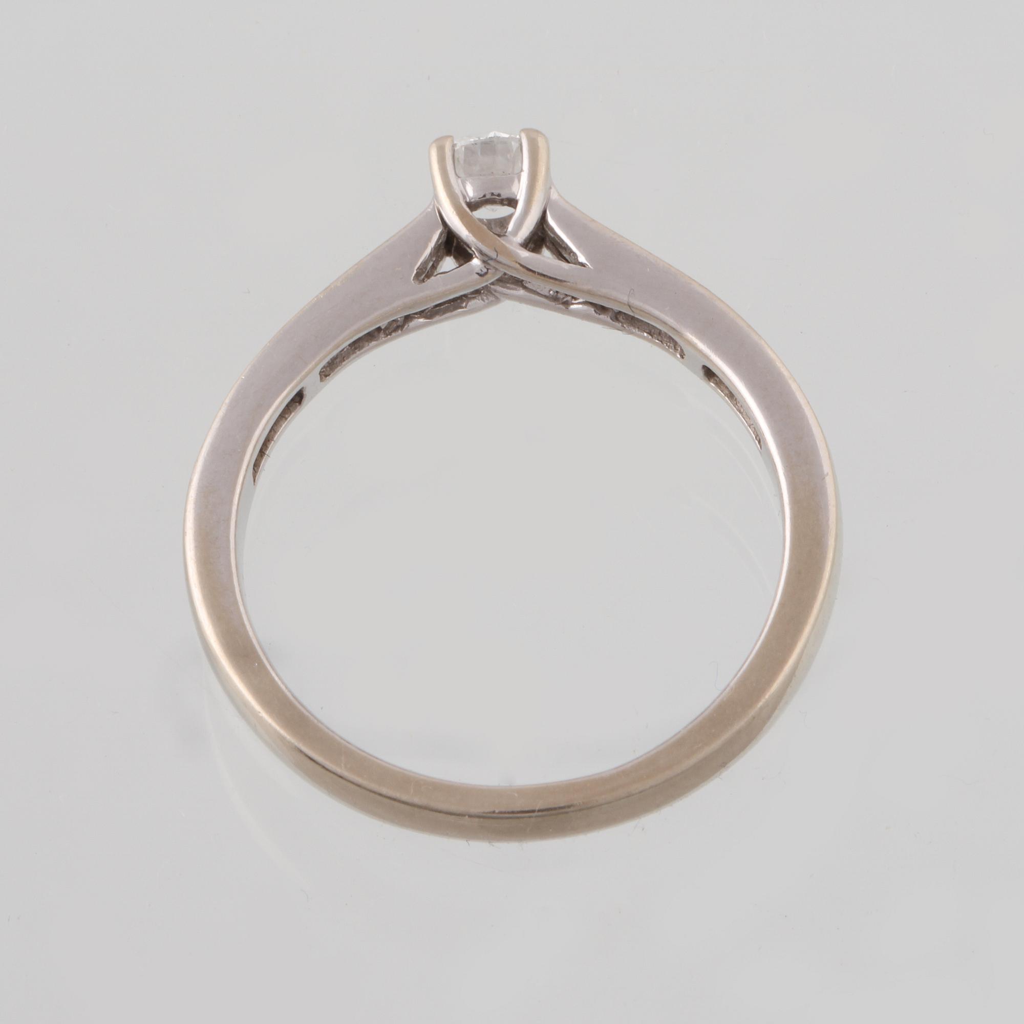 RING, 18K vitguld med 19 briljantslipade diamanter totalt ca 0.40 ct, utländska stämplar. Vikt 3,6 gram.
