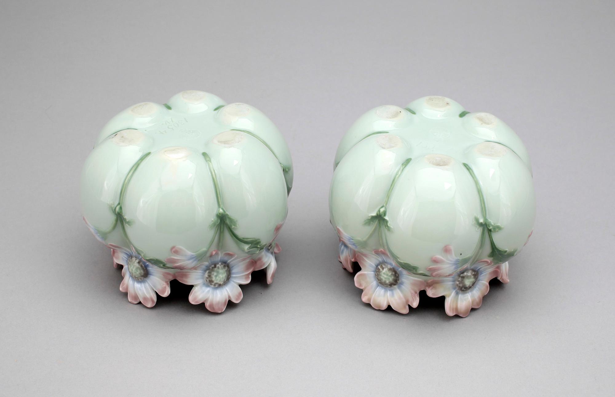 VASER / YTTERFODER, ett par, porslin, Jugend. Lichte, Tyskland, 1900-talets  början.