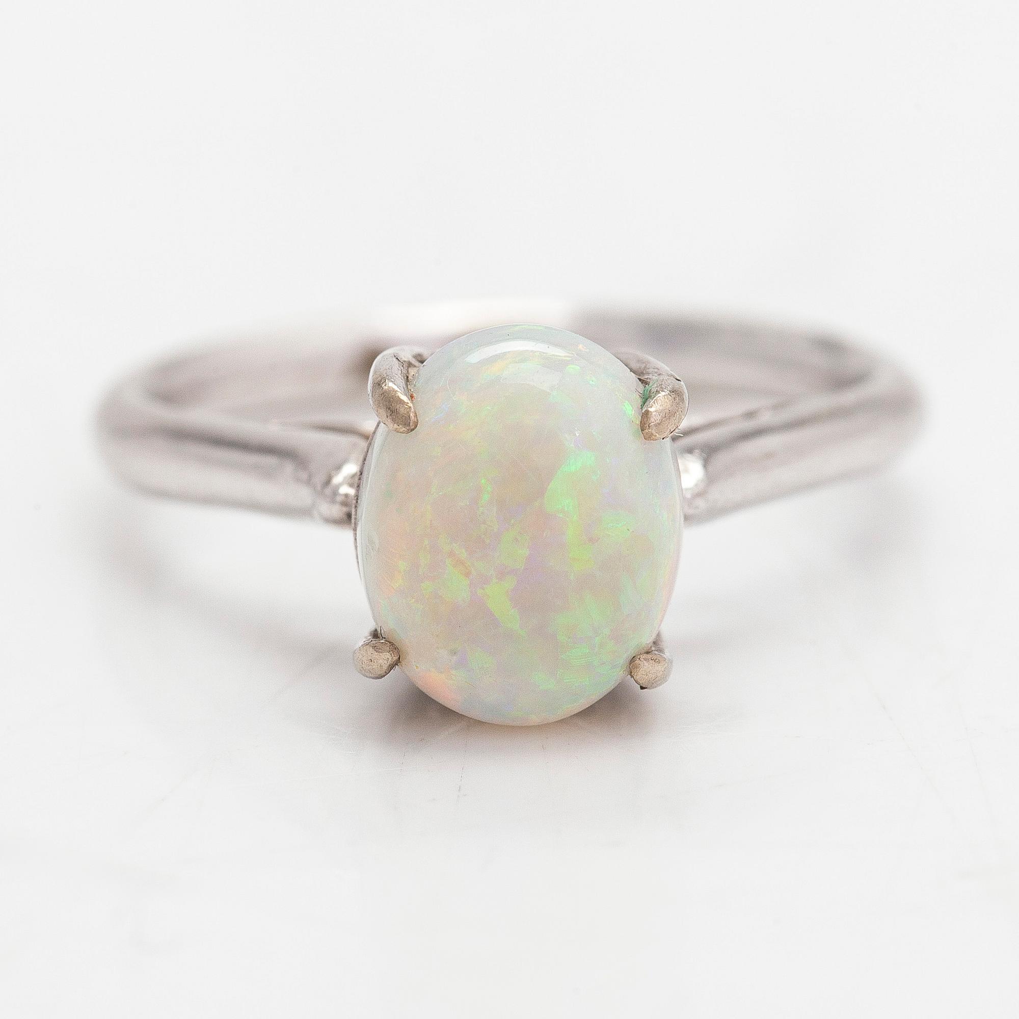 Ring, 18K vitguld och opal.
