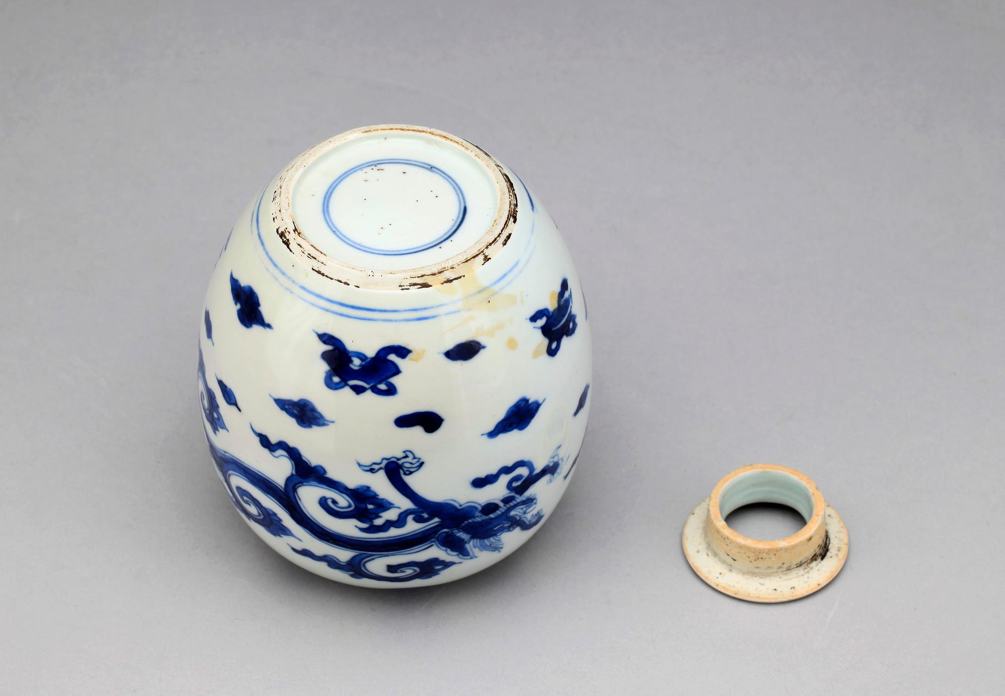 URNA, porslin, Kina, Ming-stil, 1800-tal.