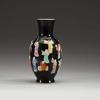 A relief decorated vase, Qing dynasty, 19th Century.