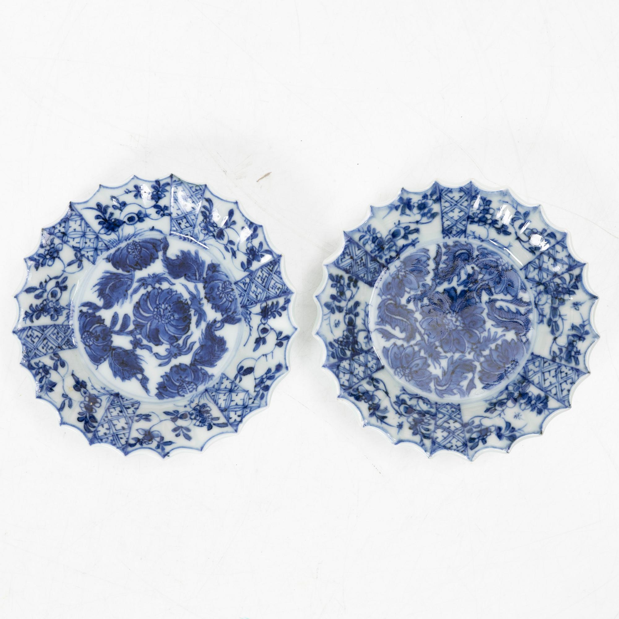 Koppar med fat, ett par, porslin, Kina, Qingdynastin, Kangxi (1662-1722).