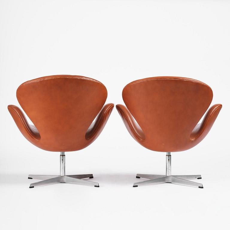 Arne Jacobsen, fåtöljer, ett par, "Svanen", Fritz Hansen, Danmark, 1980.