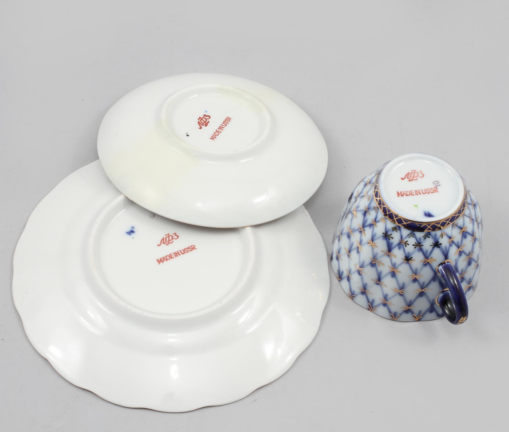 KAFFEKOPPAR med FAT, 12 st, samt ASSIETTER, 12 st, porslin, Lomonosov, Ryssland, 1900-talets andra hälft.