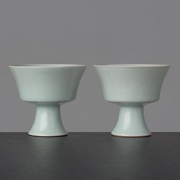 STEMCUPS ett par, porslin. Kina, 1900-tal med Yongzhengs märke.