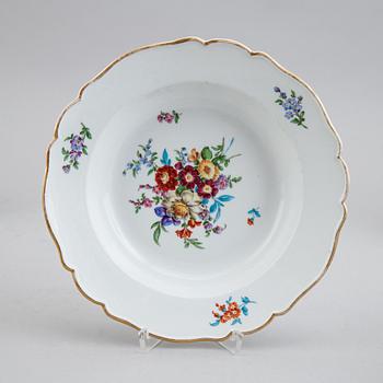 A group of 17 porcelain dishes. Meissen, punktzeit (1756-1773) and Marcolinis period (1774-1814).