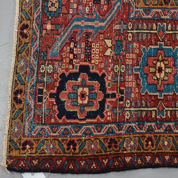 A carpet, a semi-antique West Persian, ca 466,5-470,5 x 334,5-350 cm.