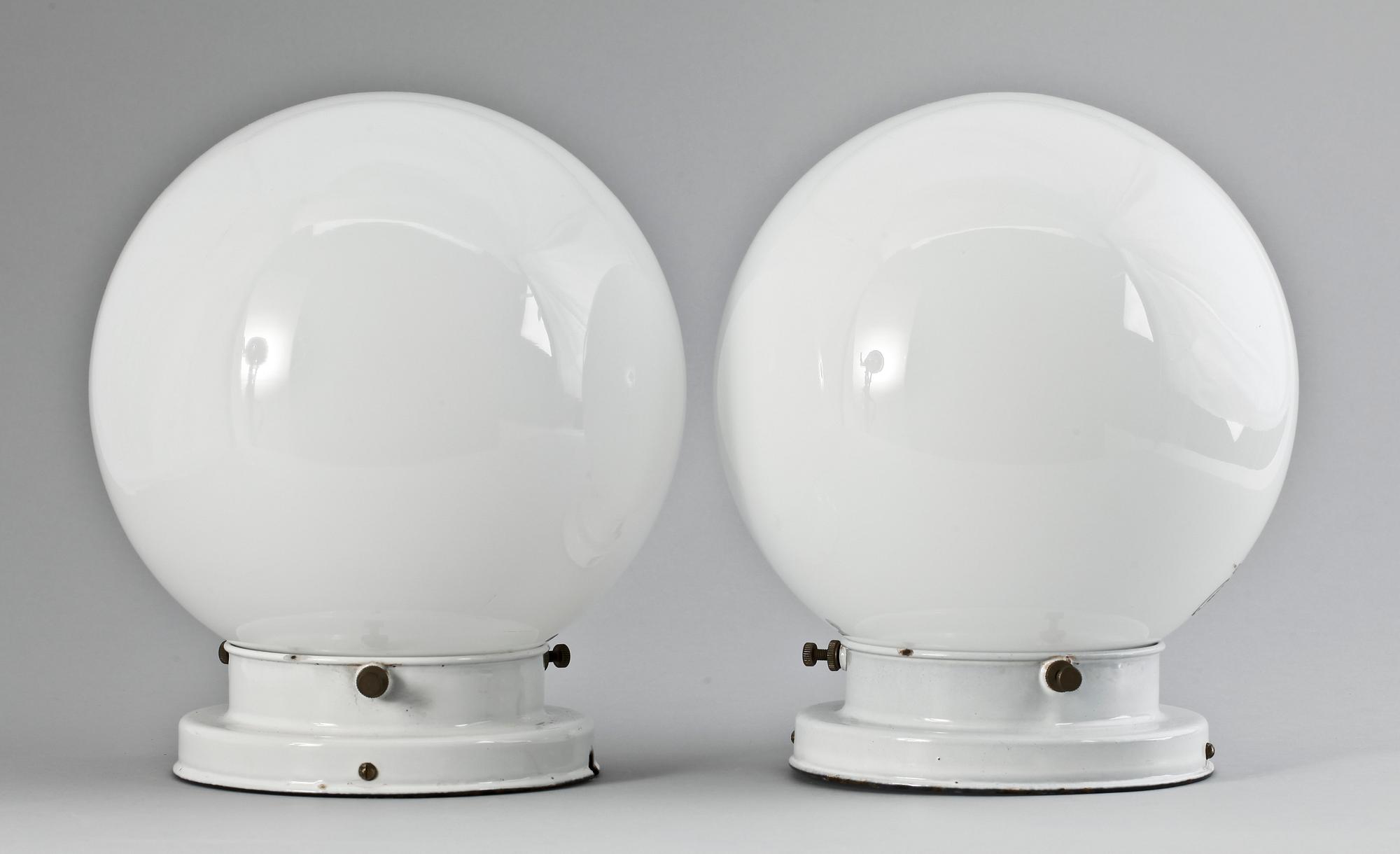 TAKLAMPOR, ett par, metall och glas, 1900-talets första hälft. H 28.