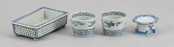 YTTERFODER, 2+1 samt SALTKAR, porslin, Kina, Qing dynastin, bland annat Qianlong (1735-96).