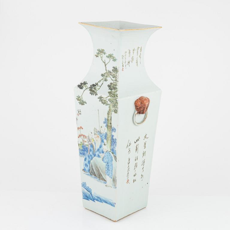 A Chinese porcelain vase, early 20th Century.