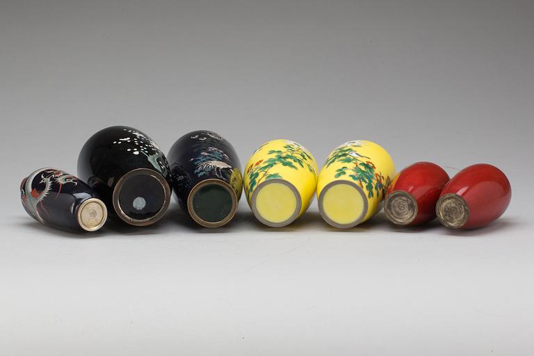 VASER, 7 delar. Emaljarbeten och cloisonné. Japan 1900-tal.