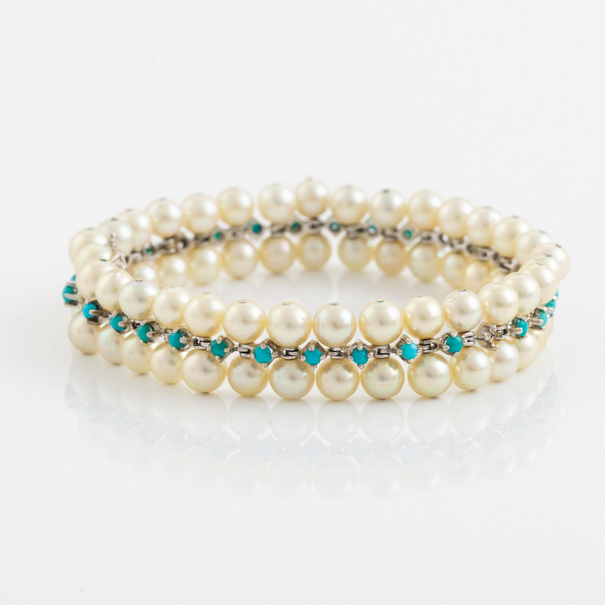 An 18K gold and cultured pearl bracelet.