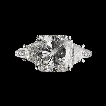 RING, radiant cut diamant 5.01 ct, med trapez- och briljantslipade diamanter på vardera sida.
