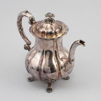 TEKANNA, silver, rokokostil, svenska importstämplar, 1900-talets mitt, vikt 758 g.