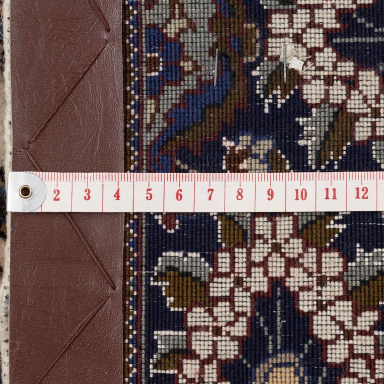A Tabriz rug, c. 155 x 102 cm.