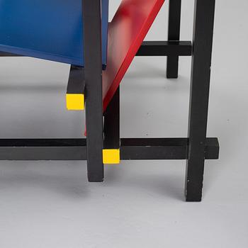 Gerrit Rietveld, fåtölj, "Red and blue chair", Cassina, formgiven 1918.