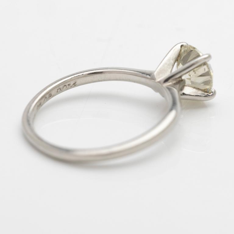 Solitaire ring in 950 platinum with a round brilliant-cut diamond, GIA certified, Van Bruun.
