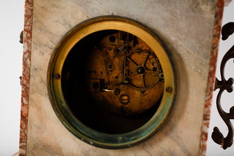 BORDSPENDYL, F Marti, Frankrike, 1800-talets andra hälft samt TAZZOR, 1 par, snarlika.