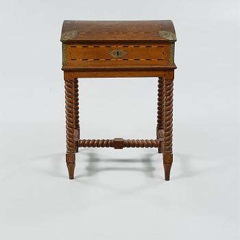 SCHATULL PÅ BENSTÄLLNING, barockstil, 1900-tal.