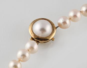 COLLIER, odlade pärlor med  lås i 14K guld.