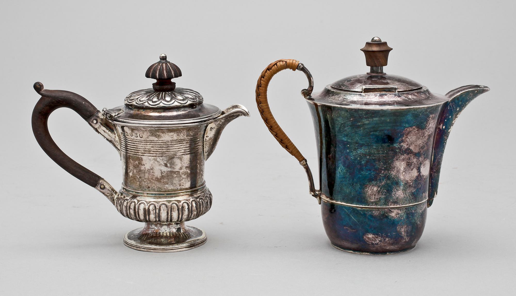KANNOR, 2 st, silver, bl a London, England. 1800/1900-tal. Total vikt: ca 440 gram.