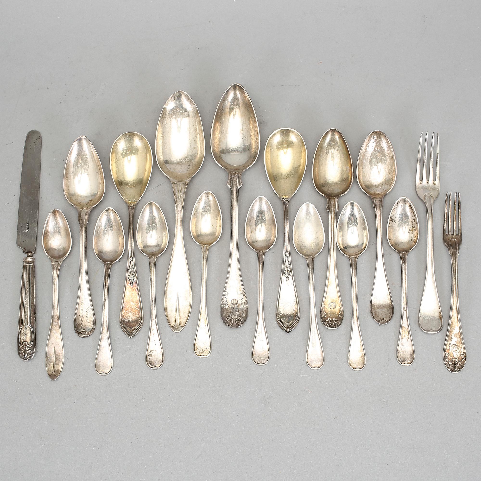 PARTI SILVERBESTICK, 18 delar, 1800-/1900-tal. Total vikt ca 1492 gram, vikt inkl kniv med metallblad.