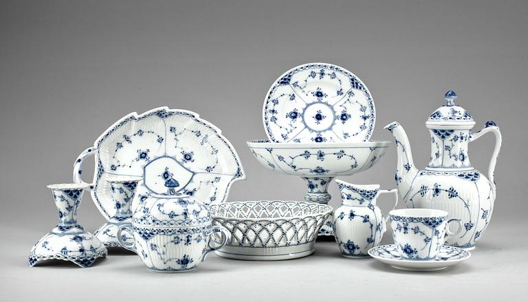 KAFFESERVIS, 32 delar. Porslin. "Musselmalet", Royal Copenhagen.