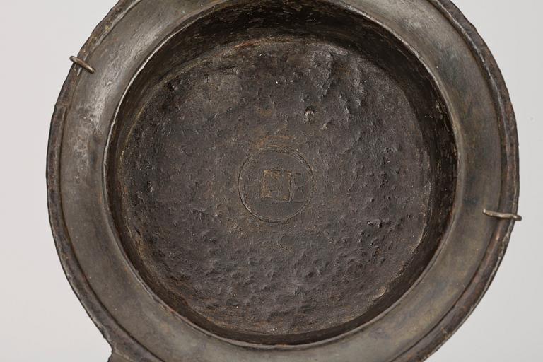 SKOPA / VÄRMARE, brons, Kina, troligen Handynastin (206f. Kr-220e. Kr.).