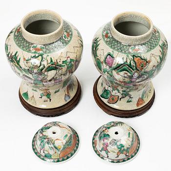 Urnor, ett par, Kina, Qingdynastis slut/omkring år 1900.