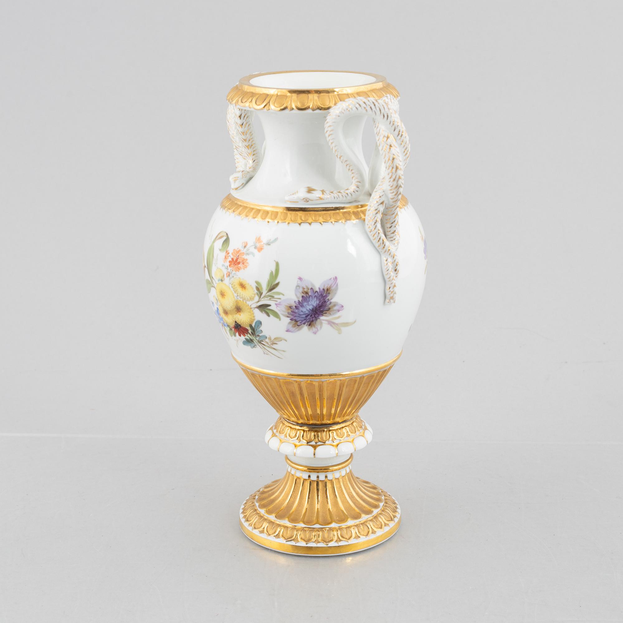 A porcelain urn, Meissen, mid 19th century.