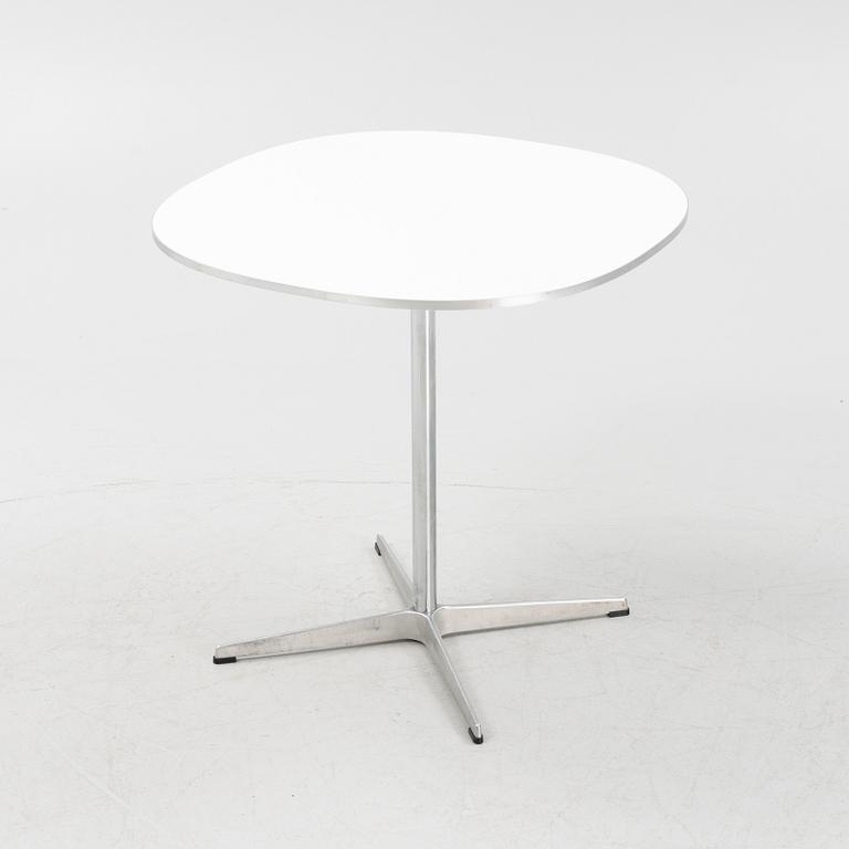 Bruno Mathsson & Piet Hein, bord, "Supercirkulär A602", Fritz Hansen, daterat 2006.