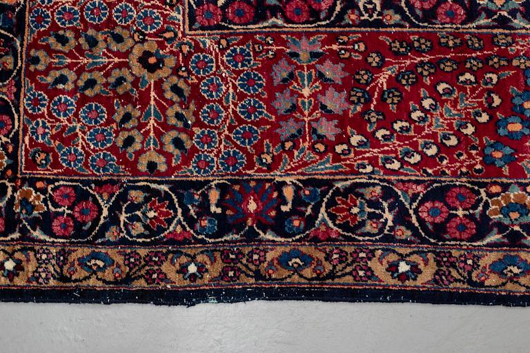 A carpet, an antique/a semi-antique Yezd, ca 557-562 x 366,5-370,5 cm.