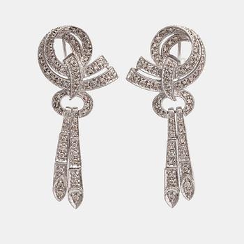 A pair of 14K white gold earrings with diamonds ca. 0.85 ct in total.