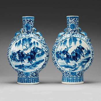 499. A pair of blue and white moon flasks, late Qing dynasty, 19th century.