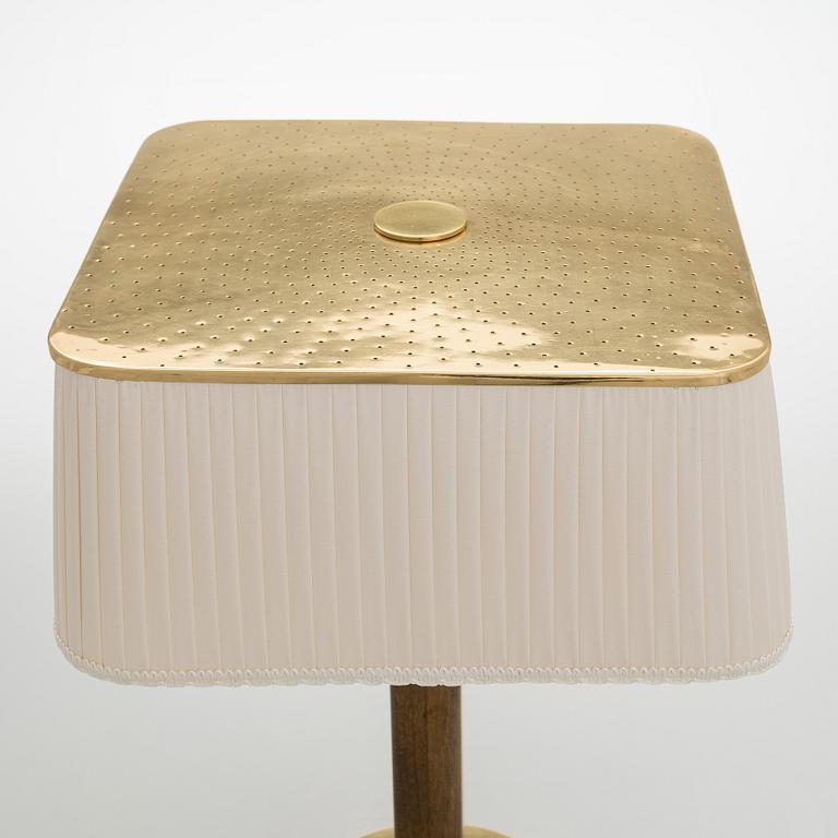 Paavo Tynell, A mid 20th century '5066' desk lamp for Taito Oy, Finland.