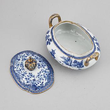 A blue and white tureen with cover, Qing dynasty, Qianlong (1736-95).