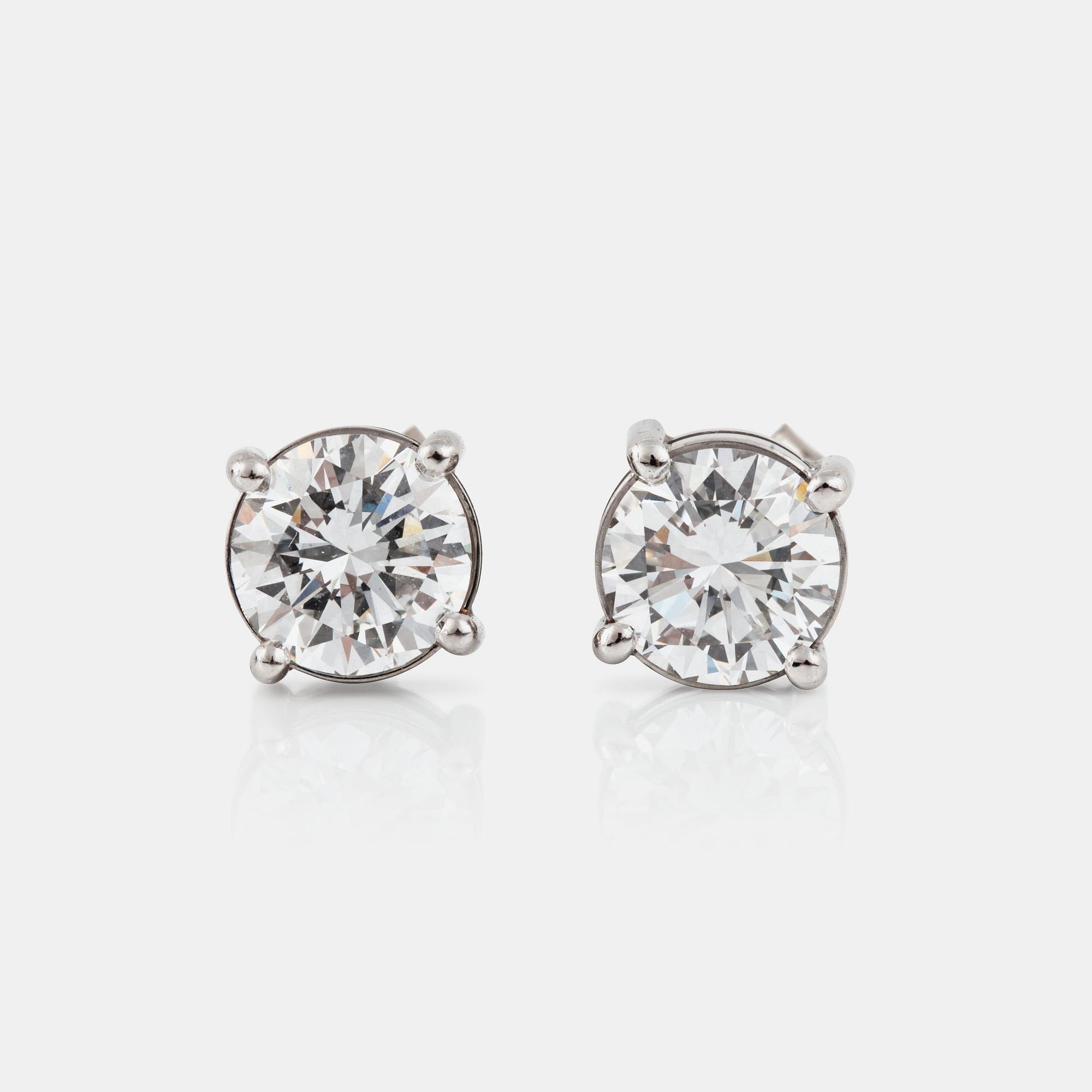 ÖRHÄNGEN med briljantslipade diamanter, ca 1.44 ct samt 1.35 ct, kvalitet ca E-F/VVS1 - VVS2.