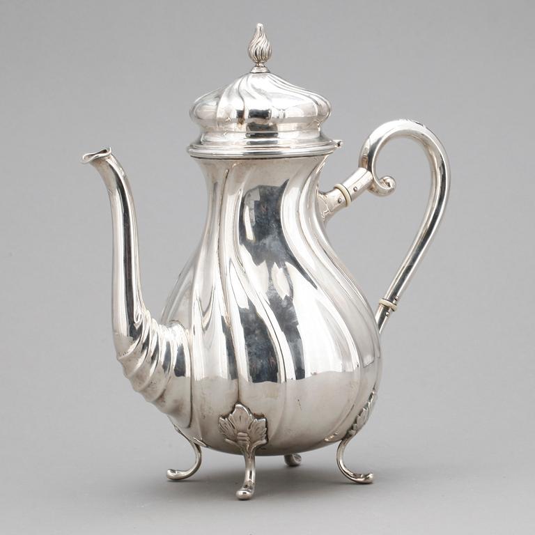 KAFFEKANNA, rokoko stil, silver, Johannes Siggaard, Danmark 1937. Vikt ca 631 gram.